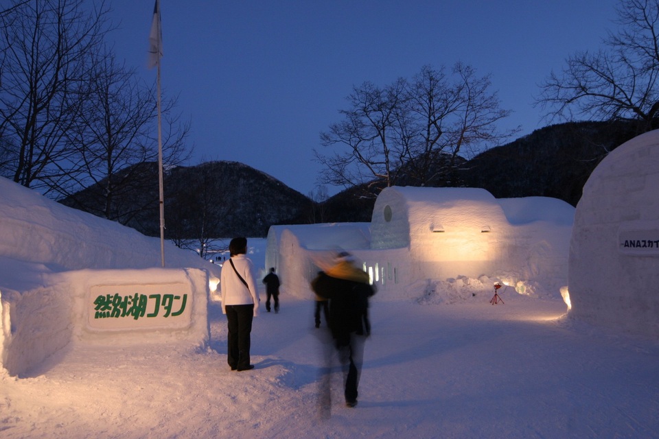 Lạc vào ngôi làng băng tuyết thần tiên, tắm onsen giữa bể tắm làm từ băng - 5 Lạc vào ngôi làng băng tuyết thần tiên, tắm onsen giữa bể tắm làm từ băng - 5