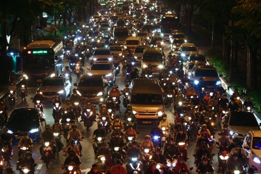 Ùn tắc "bủa vây" ở TPHCM, dòng xe nối dài tìm lối thoát