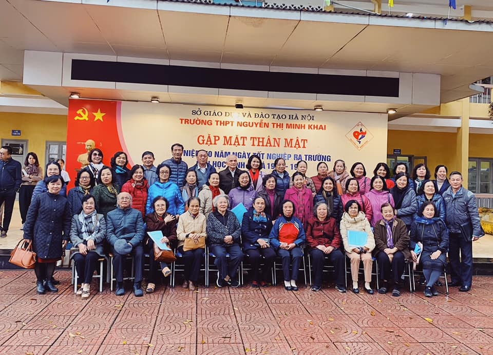 Cựu học sinh ngành y dược về trường cũ khám bệnh, tri ân thầy cô giáo - 2 Cựu học sinh ngành y dược về trường cũ khám bệnh, tri ân thầy cô giáo - 2