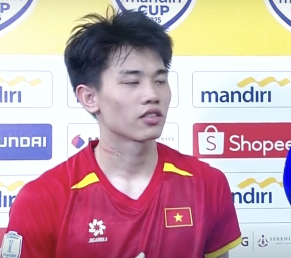 Đình Bắc bị cầu thủ Indonesia bóp cổ, hiện rõ vết thương - 2 Đình Bắc bị cầu thủ Indonesia bóp cổ, hiện rõ vết thương - 2