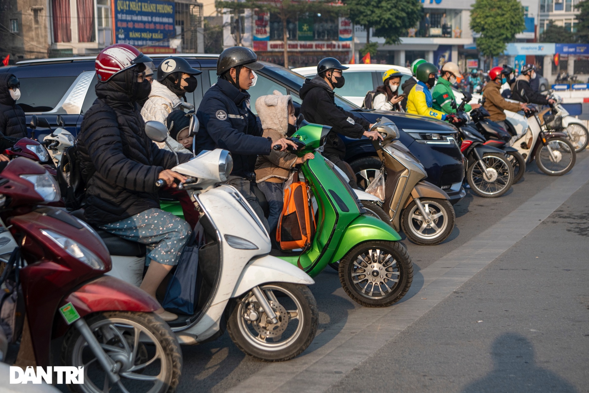 Những dòng xe cộ ngay hàng, thẳng lối trên khắp các ngã tư Hà Nội - 7 Những dòng xe cộ ngay hàng, thẳng lối trên khắp các ngã tư Hà Nội - 7