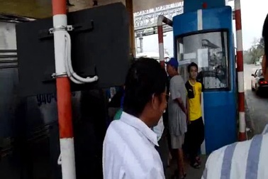 Sau giảm phí, tài xế tiếp tục gây hỗn loạn tại trạm BOT Sóc Trăng