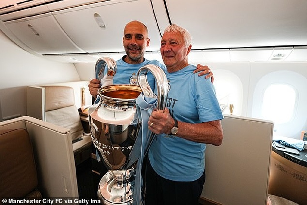 Man City mang Cúp Champions League về Anh ăn mừng cùng người hâm mộ - 3 Man City mang Cúp Champions League về Anh ăn mừng cùng người hâm mộ - 3