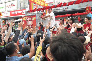 Người dân tranh nhau lấy lộc trong lễ rước kiệu Bà ở Bình Dương