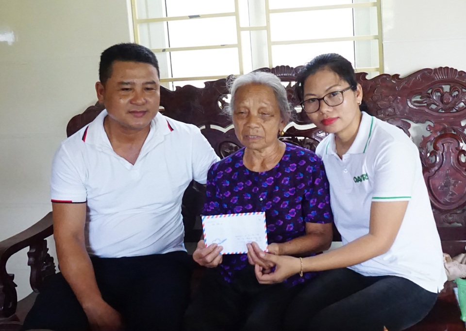 Những người vợ liệt sĩ rưng rưng xúc động nhận quà giúp đỡ của báo Dân trí - 2 Những người vợ liệt sĩ rưng rưng xúc động nhận quà giúp đỡ của báo Dân trí - 2
