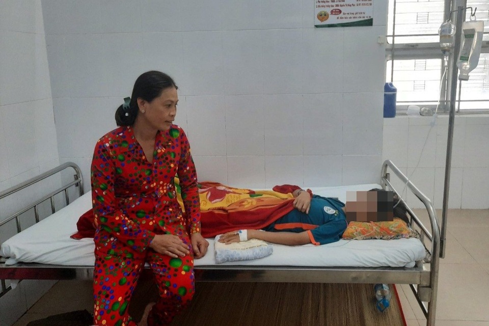 Cà Mau: Bé 13 tuổi bị xương cá đâm thủng ruột thừa hiếm gặp - 2 Cà Mau: Bé 13 tuổi bị xương cá đâm thủng ruột thừa hiếm gặp - 2