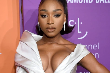 Normani khoe ngực táo bạo