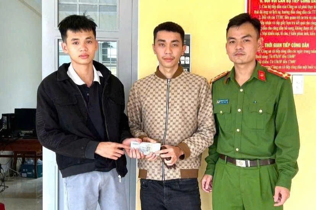 Đi mua nhẫn cưới nhưng rơi mất tiền, chàng trai may mắn nhận tin bất ngờ - 1 Đi mua nhẫn cưới nhưng rơi mất tiền, chàng trai may mắn nhận tin bất ngờ - 1