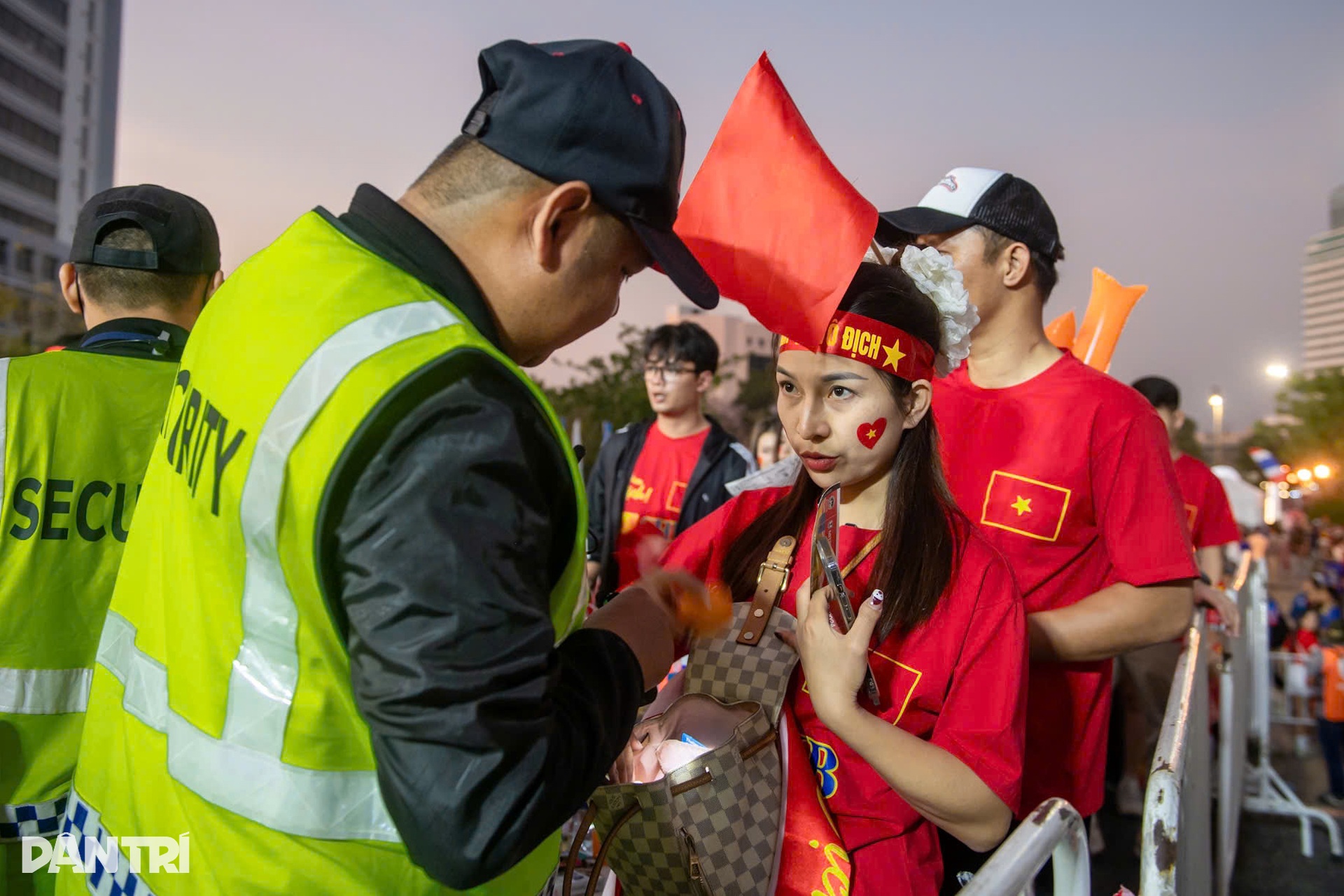 Người hâm mộ phủ đỏ SVĐ Thái Lan, cổ vũ tuyển Việt Nam giành cúp vô địch - 12 Người hâm mộ phủ đỏ SVĐ Thái Lan, cổ vũ tuyển Việt Nam giành cúp vô địch - 12