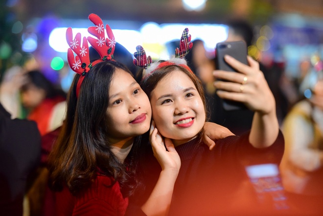 24h trước lễ Giáng sinh: Chôn chân giữa biển người tại Nhà thờ Lớn, phố Hàng Mã - 6 24h trước lễ Giáng sinh: Chôn chân giữa biển người tại Nhà thờ Lớn, phố Hàng Mã - 6