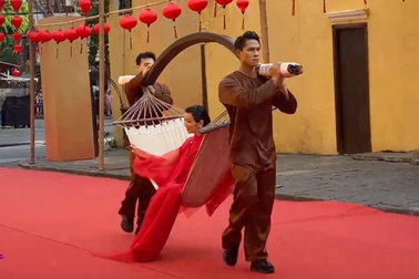 Hoa hậu Đền Hùng Giáng My ngồi võng xuất hiện trong show thời trang