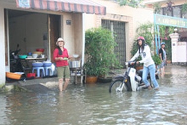 TPHCM: Đỉnh triều gây ngập 99 tuyến đường