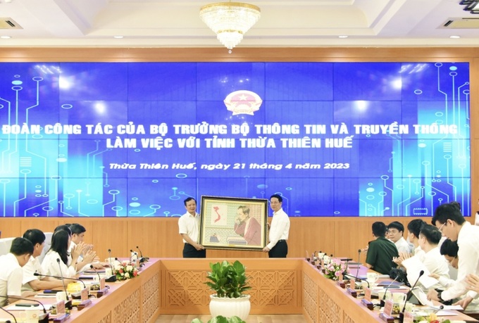 Bộ trưởng Bộ TT&TT tặng quà cho tỉnh Thừa Thiên Huế