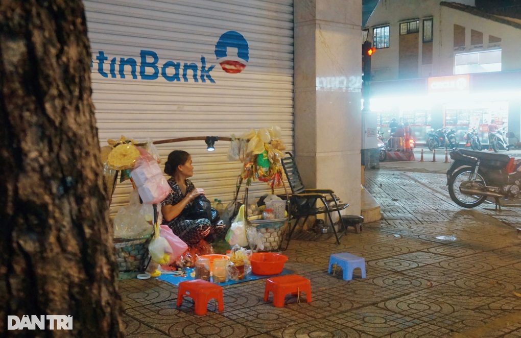 Tâm sự của bà cụ bán bánh tráng nổi tiếng bất đắc dĩ vì ngủ gật ở TPHCM - 3 Tâm sự của bà cụ bán bánh tráng nổi tiếng bất đắc dĩ vì ngủ gật ở TPHCM - 3