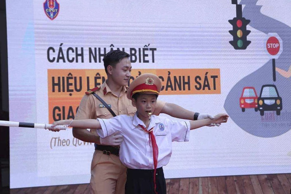 Công an Hải Phòng giải thích chỉ đạo mới liên quan ATGT với học sinh - 2 Công an Hải Phòng giải thích chỉ đạo mới liên quan ATGT với học sinh - 2