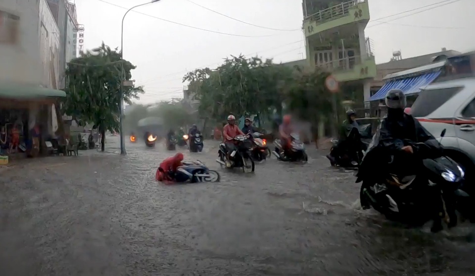 TPHCM: Phố xá thành sông sau cơn mưa, người dân bì bõm dong xe về nhà - 2 TPHCM: Phố xá thành sông sau cơn mưa, người dân bì bõm dong xe về nhà - 2