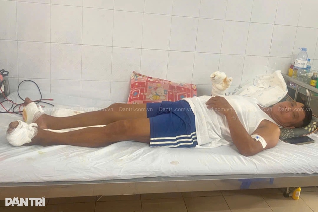 Đau xé lòng cảnh người mẹ bất lực nhìn chồng con nguy kịch trong bệnh viện - 4 Đau xé lòng cảnh người mẹ bất lực nhìn chồng con nguy kịch trong bệnh viện - 4