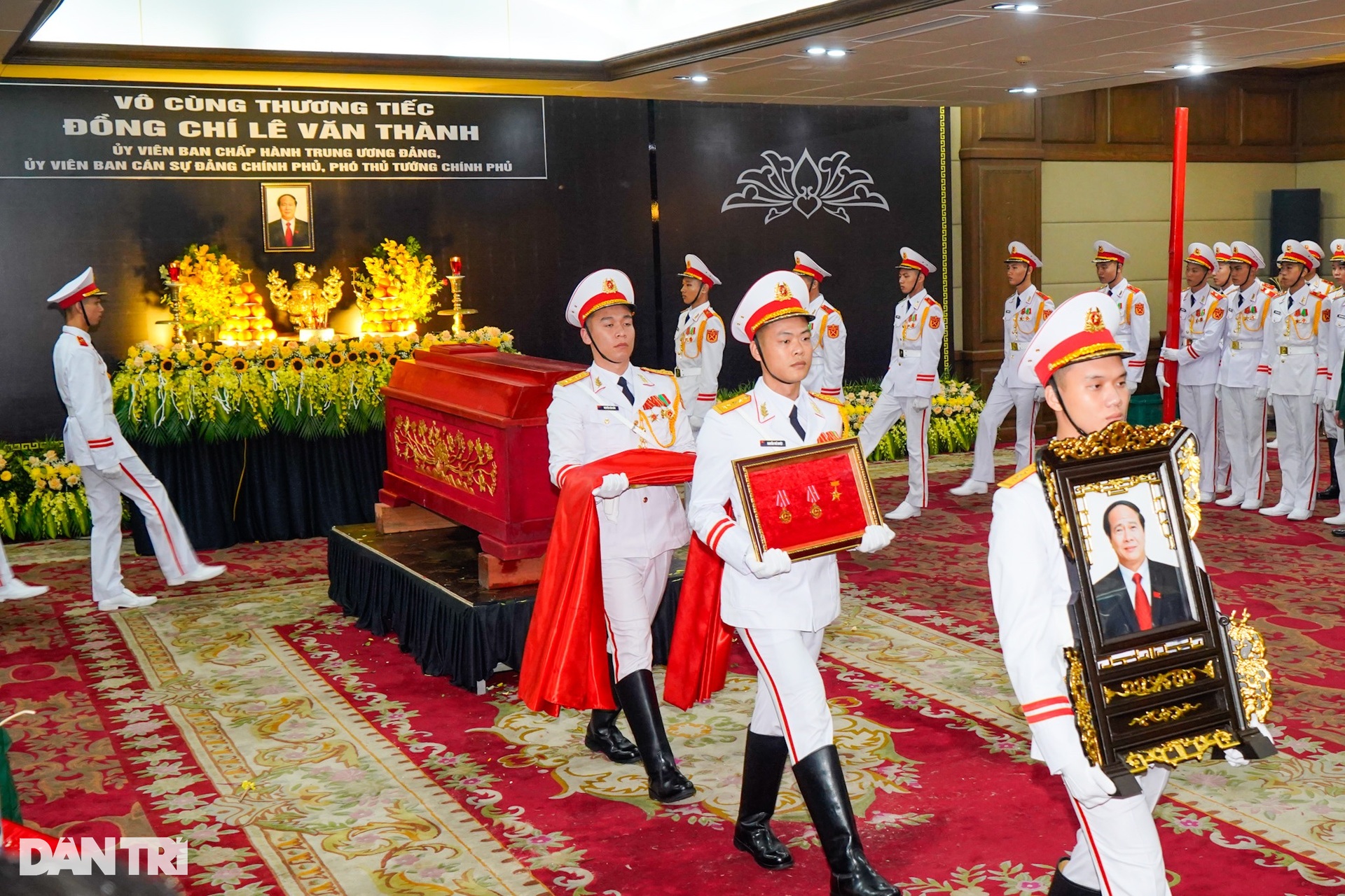 Linh xa đưa Phó Thủ tướng Lê Văn Thành về nơi an nghỉ cuối cùng - 7 Linh xa đưa Phó Thủ tướng Lê Văn Thành về nơi an nghỉ cuối cùng - 7