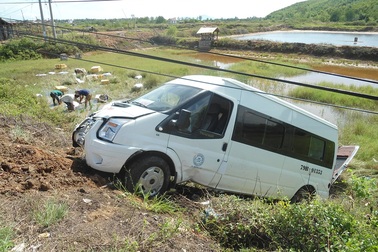 Gần chục người gom tôm sú cho xe khách lao xuống ruộng