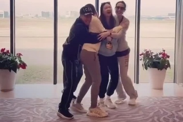 Gia đình Chân Tử Đan chúc mừng con gái nhận được học bổng hằng mong ước