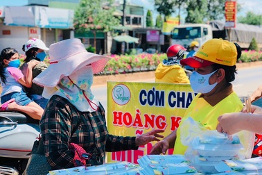 Hàng trăm suất cơm miễn phí tặng lao động khó khăn mùa dịch Covid-19