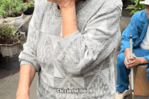 Ông bà người Nhật bịn rịn chia tay hàng xóm Việt Nam