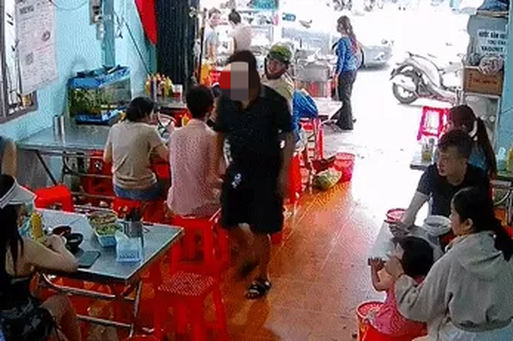 Đập vỡ tô hủ tiếu vì quán làm nhầm món: Tao mua nhang thắp cho mày - 1 Đập vỡ tô hủ tiếu vì quán làm nhầm món: Tao mua nhang thắp cho mày - 1
