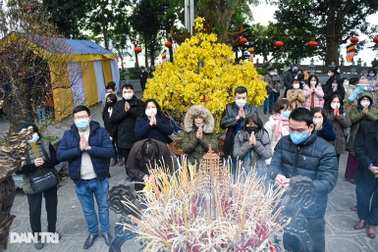 Người Hà Nội xếp hàng vái vọng từ xa, nhét tiền cầu may qua khe cửa