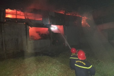 Cháy xưởng nhang rộng hơn 1.300m2