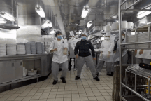 Thuỷ thủ đoàn nhảy múa trên du thuyền chứa "ổ dịch" đang bị cách ly