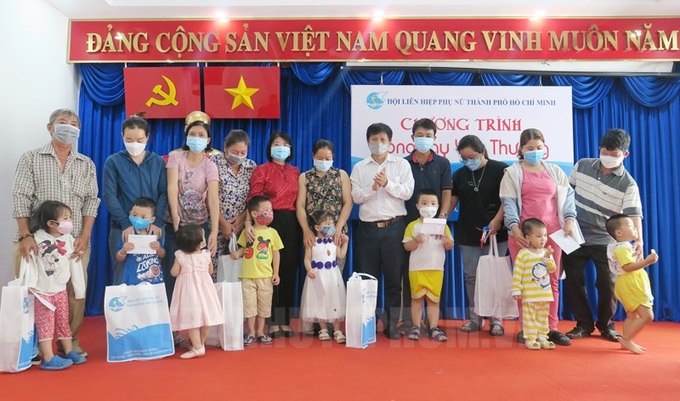 Chương trình “Vòng tay yêu thương” trao tặng quà cho trẻ em mồ côi do dịch Covid-19.