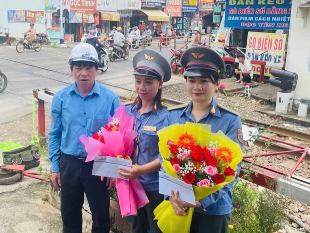 Nữ nhân viên kể lại vụ thanh niên tông gác chắn đường tàu ở Đồng Nai - 2 Nữ nhân viên kể lại vụ thanh niên tông gác chắn đường tàu ở Đồng Nai - 2