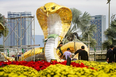 Linh vật rắn hổ mang cao 5m, thân uốn lượn hàng chục mét ở Đà Nẵng