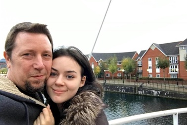 Chuyện tình đũa lệch: Nàng 19 tuổi yêu say đắm chàng "44 xuân xanh"