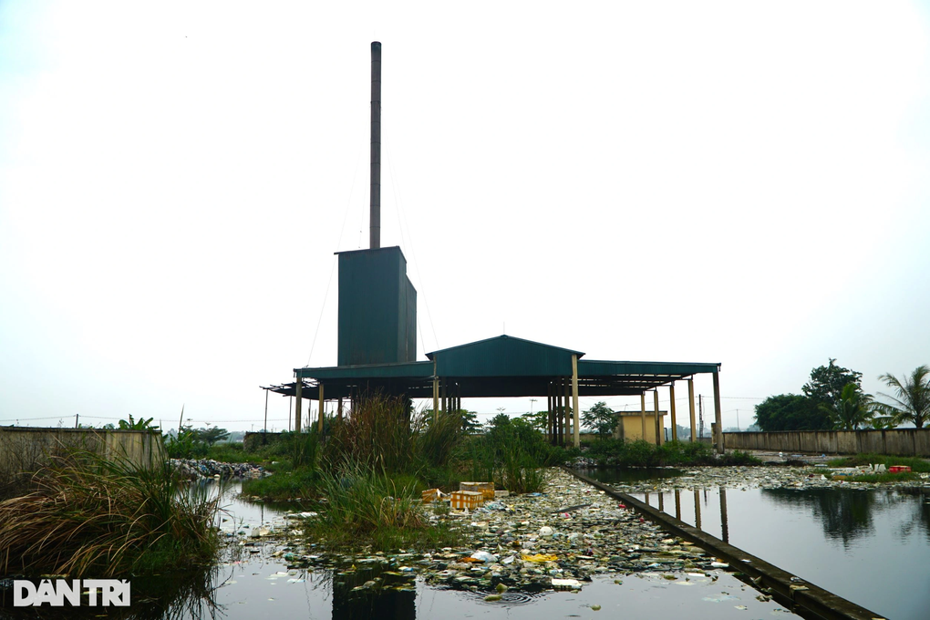 Lò xử lý hơn 5 tỷ đồng dừng hoạt động, rác ùn ứ và bốc mùi hôi thối - 3