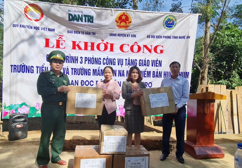 Xây dựng 3 phòng công vụ tặng giáo viên cắm bản vùng biên giới dịp 20/11 - 10 Xây dựng 3 phòng công vụ tặng giáo viên cắm bản vùng biên giới dịp 20/11 - 10