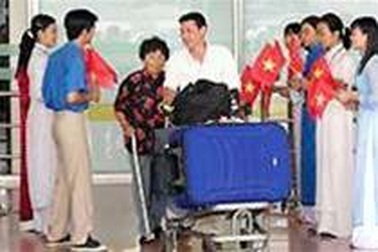 Cấp thị thực tại sân bay cho kiều bào về quê ăn Tết