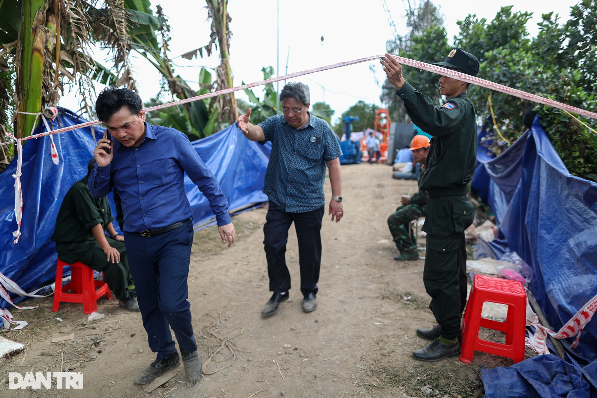 Nhiều thiết bị được chuyển bằng đường thủy vào giải cứu bé trai ở Đồng Tháp - 1 Nhiều thiết bị được chuyển bằng đường thủy vào giải cứu bé trai ở Đồng Tháp - 1