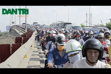 Người dân ùn ùn rời Sài Gòn về quê nghỉ lễ, cửa ngõ phía Tây kẹt cứng