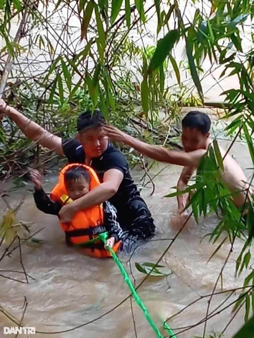 Bố và em của con bay lên trời sau lũ rồi - 1 Bố và em của con bay lên trời sau lũ rồi - 1
