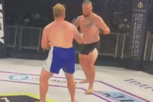 Võ sĩ gãy chân kinh hoàng sau khi lĩnh cú đá tưởng chừng vô hại