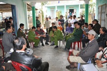 Người dân lại bắt giữ cán bộ đo đất