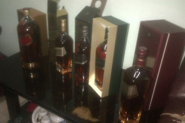 Thu giữ gần 30 thùng rượu ngoại nhập lậu