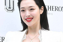 Sulli tươi tắn trong bài phỏng vấn cuối cùng, nói về lòng tin trong xã hội hiện đại