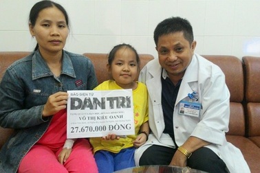 Trao tiếp hơn 27 triệu cho bé 7 tuổi nguy kịch vì suy tủy 3 dòng hiếm
