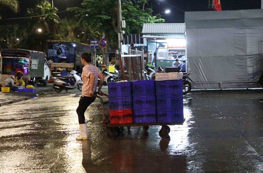 Phận nữ cửu vạn ở chợ đêm Bình Điền - 1 Phận nữ cửu vạn ở chợ đêm Bình Điền - 1