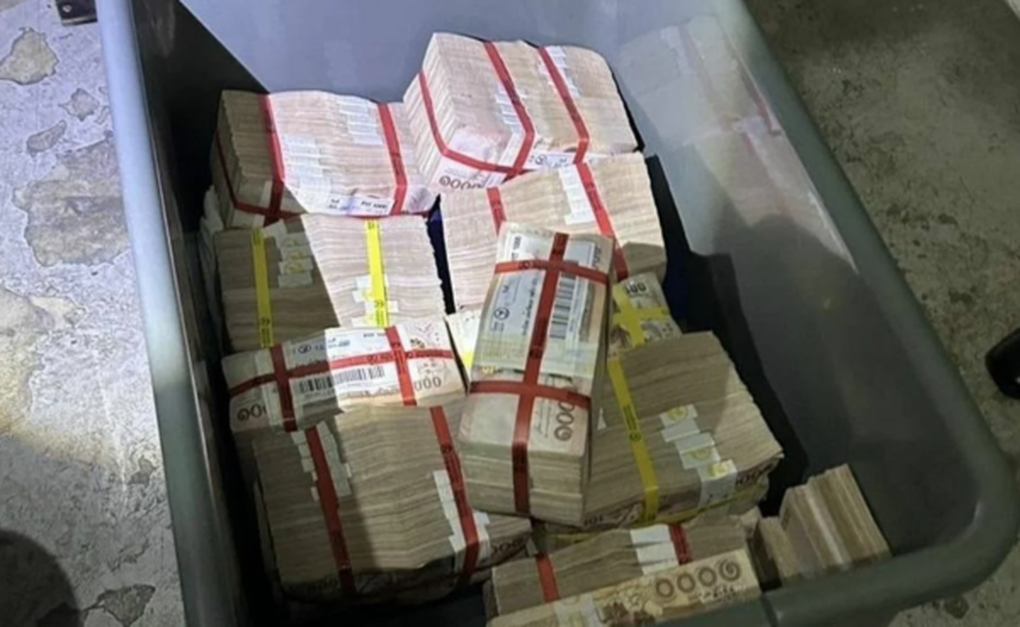 Người phụ nữ tìm thấy thùng tiền ở bãi rác, chủ nhân bất ngờ lộ diện - 1 Người phụ nữ tìm thấy thùng tiền ở bãi rác, chủ nhân bất ngờ lộ diện