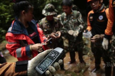 Thái Lan: Thả nhu yếu phẩm vào hang động, mong cứu sống đội bóng mất tích