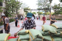 Trường đại học chung tay giúp 4.000 người nghèo qua “ATM gạo” miễn phí