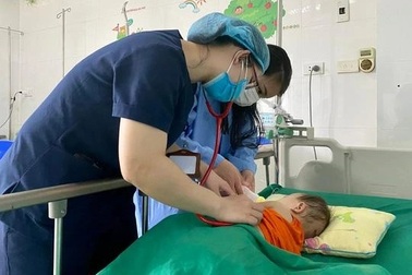 Bé 14 tháng tuổi vỡ tim, dập phổi nguy kịch khi ngồi trước vô lăng ô tô